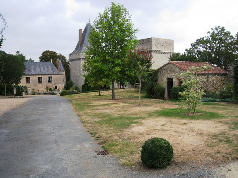 296_Aubigne-Village